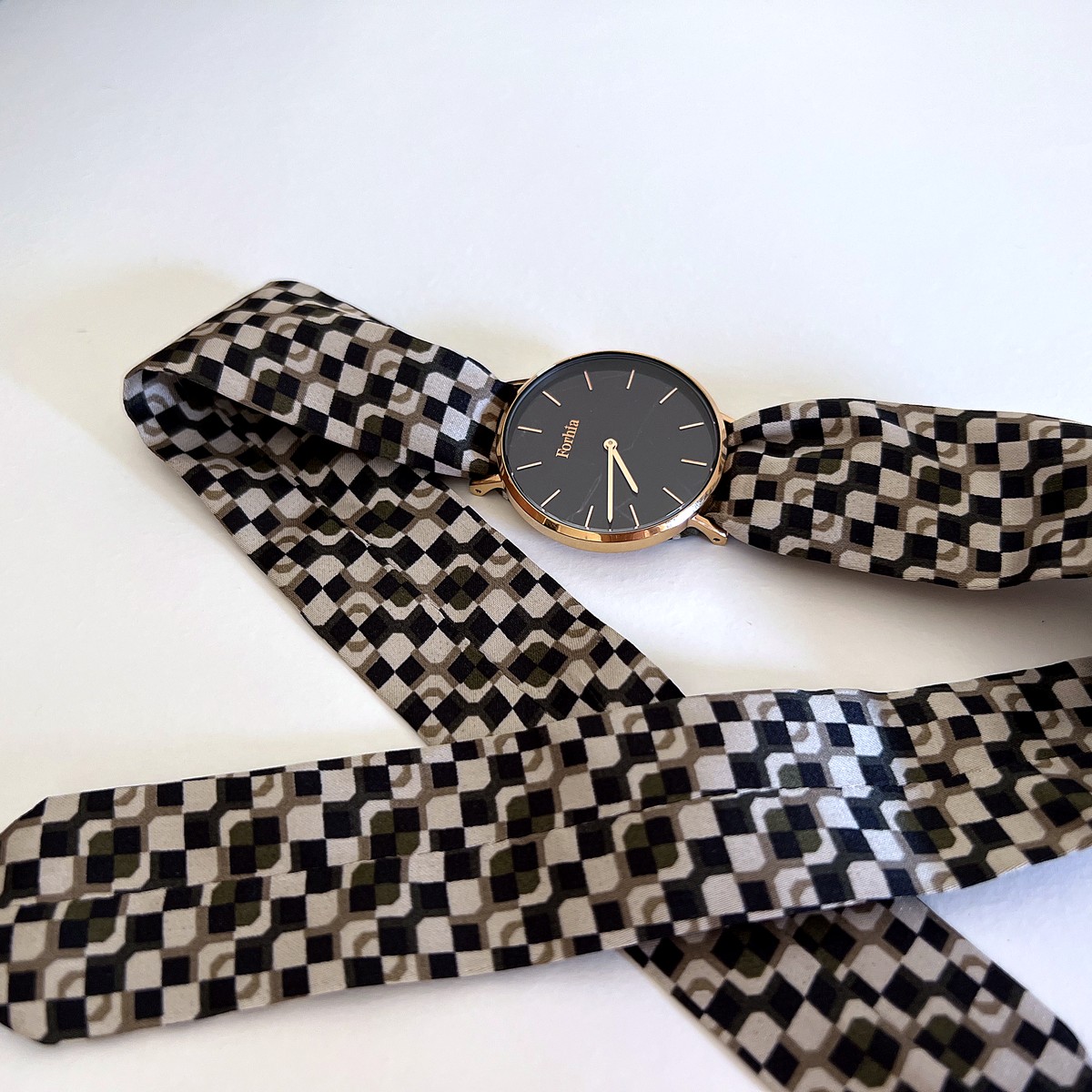Montre FORHIA avec bracelet ruban terminé